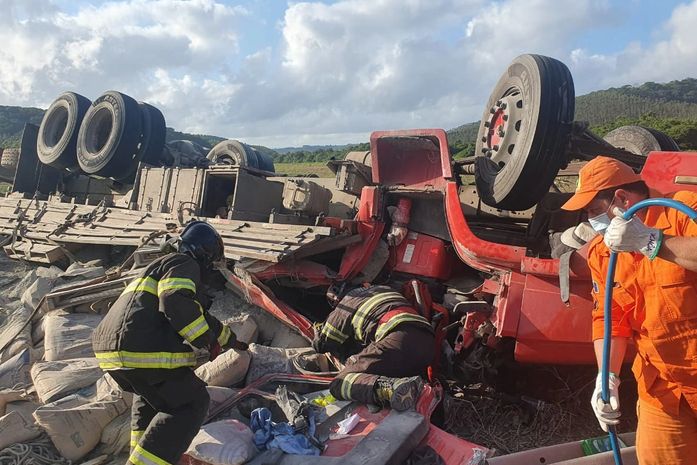 Bombeiros socorrem vítima presa às ferragens durante tombamento de caminhão