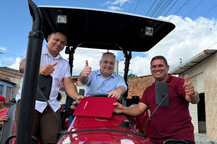 Em Joaquim Gomes, Alfredo Gaspar realiza entregas para agricultura familiar e assistência social e destina emenda R$ 514 mil ao município