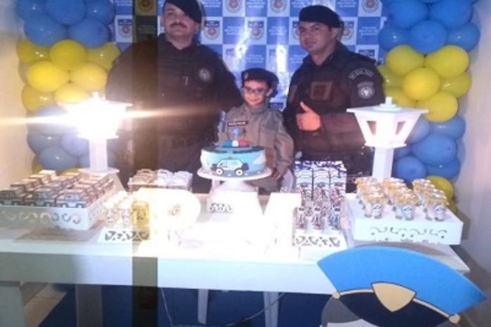 Militares do CISP de Viçosa prestigiam aniversário de criança de quatro anos