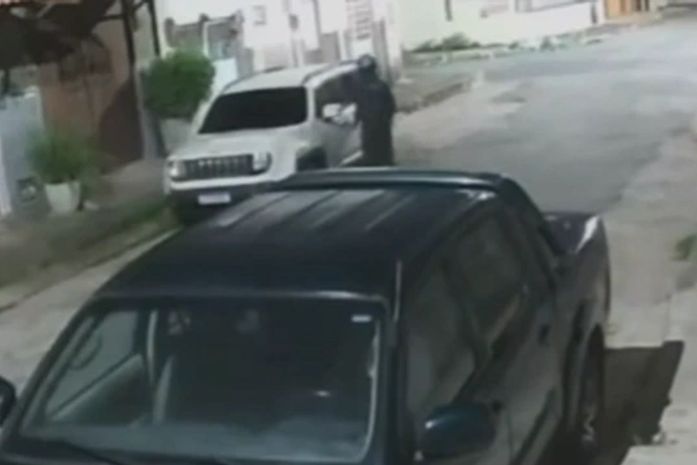 Suspeito de furtar Jeep em Maceió se apresenta à polícia e confessa o crime