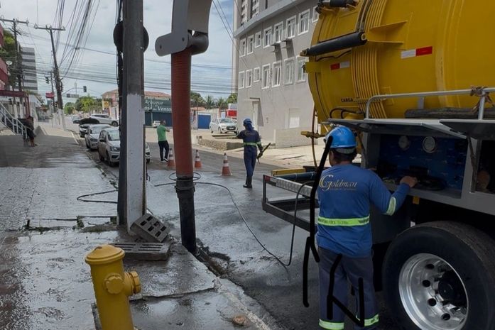 Equipes da Prefeitura monitoram encostas e limpam redes após chuvas intensas em Maceió