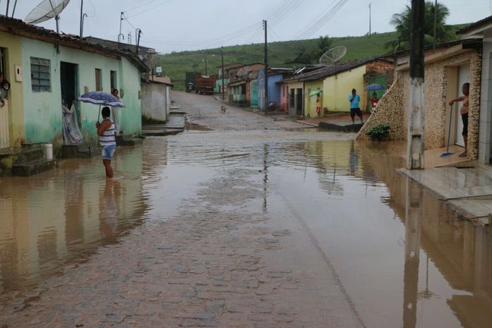 Rio Jacuípe sobe e alaga cidade