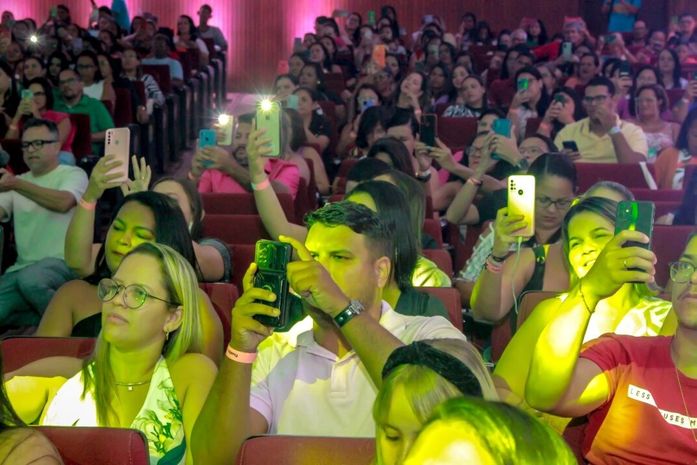 Sextou em Penedo com cinema de graça e show de humor
