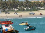 Veículos circulando na praia 
