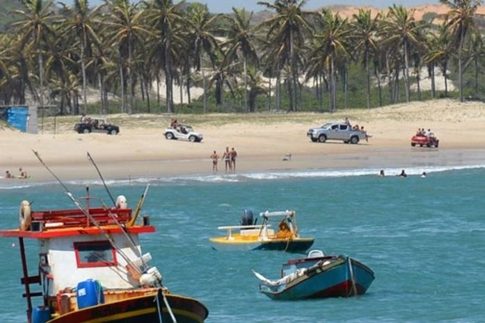 Veículos circulando na praia