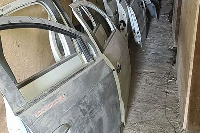 No local, a polícia encontrou peças de carros roubados e um veículo em fase de desmanche.