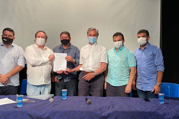 Presidente da Câmara de Vereadores de Arapiraca, Thiago ML, prestigia assinatura da ordem de serviços para a continuação das obras de urbanização do Lago da Perucaba