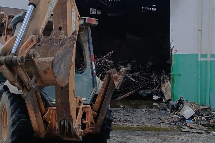 Galpão fica parcialmente destruído após incêndio de médias proporções em Arapiraca