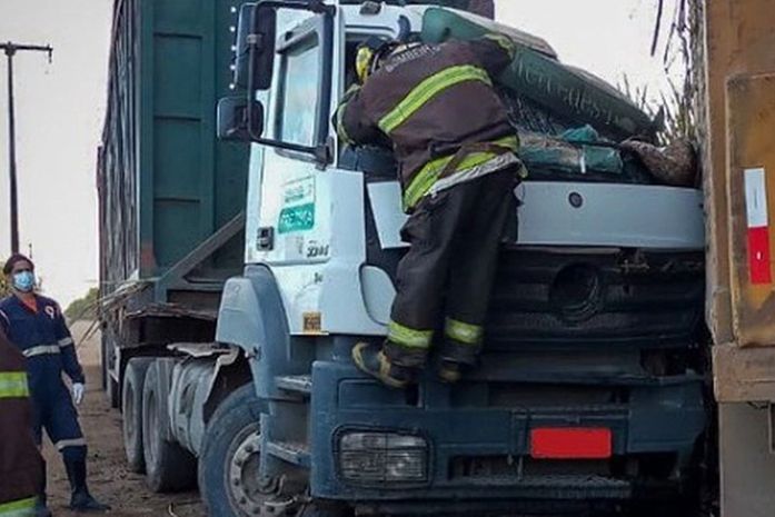 Motorista de caminhão fica preso às ferragens após colidir com gaiolão de cana de açúcar