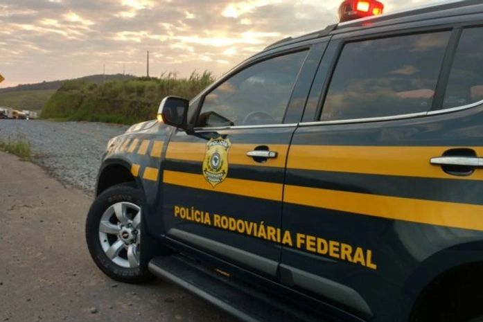 PRF recupera veículo roubado na BR-101, em Flexeiras
