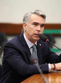 Após cobrança de Rafael Brito, Prefeitura de Maceió anuncia convocação de 800 profissionais para a rede municipal de educação