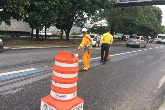 Trecho da Avenida Durval de Góes Monteiro segue parcialmente interditado até este sábado (30)