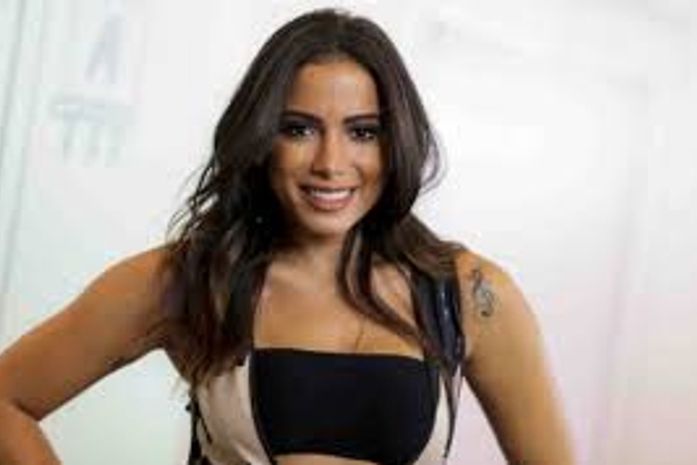 Anitta reúne mais de 20 mil pessoas, em meio à pandemia, para discutir política. Vocês têm ideia da importância disso?
