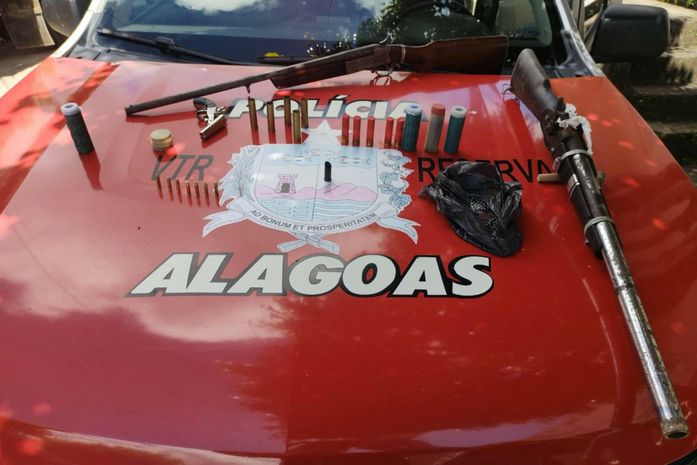 

Polícia encontra armas, munições e pólvora escondidas em quintal de idoso detido por agredir mulher