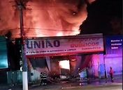Vídeos: incêndio atinge loja de produtos de limpeza, no Tabuleiro