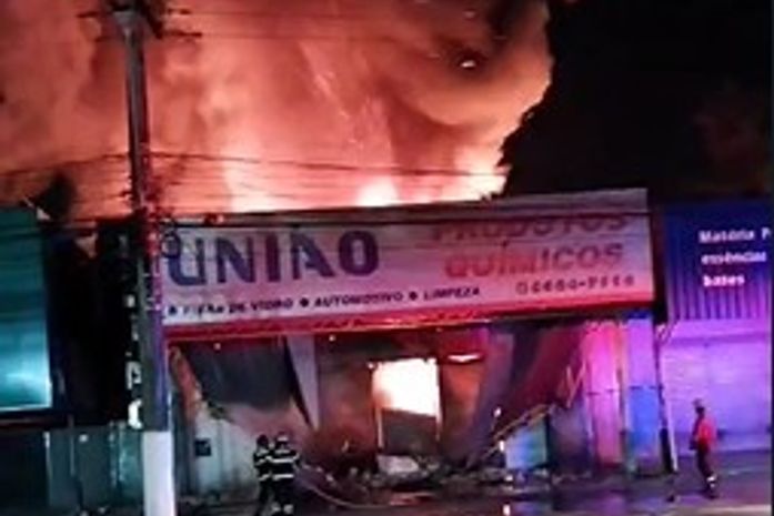 Vídeos: incêndio atinge loja de produtos de limpeza, no Tabuleiro