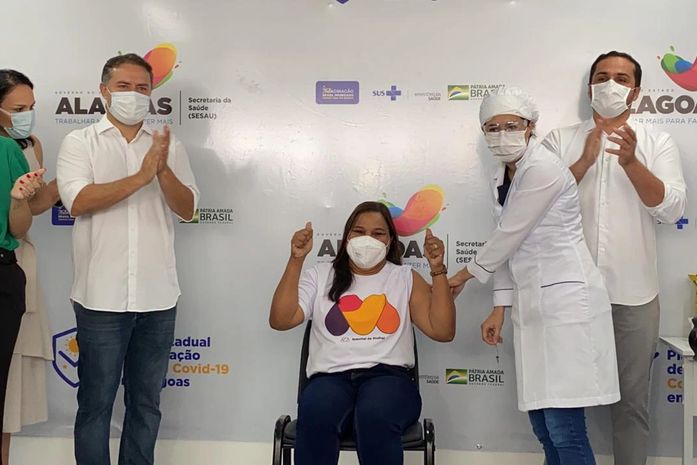 Marta Antônia de Lima foi a primeira pessoa a ser vacinada em Alagoas