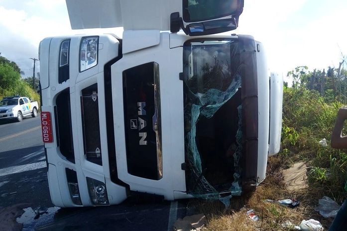 Motorista sofreu ferimentos leves após tombamento