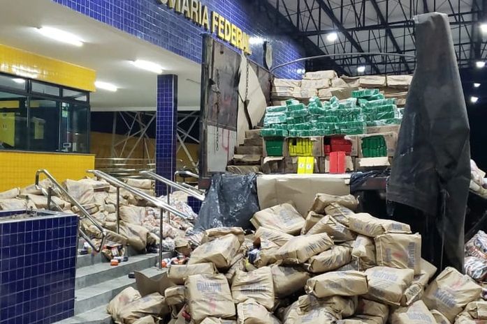 Mais de uma tonelada de maconha é apreendida em Alagoas escondida em carga de fubá de milho