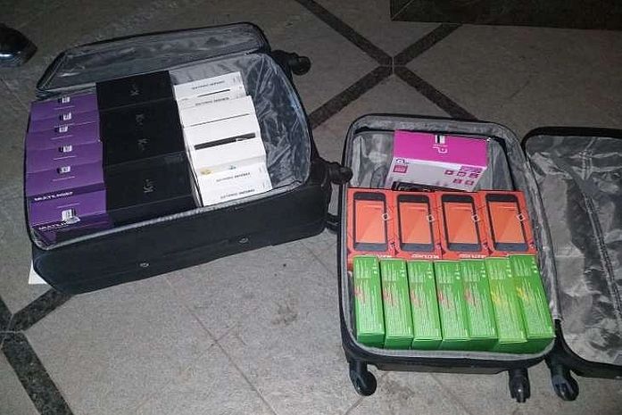 Menor tentava deixar o local com duas malas repletas de aparelhos eletrônicos.