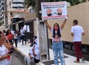 Vídeo: familiares de presos protestam em frente à residência do governador Renan Filho