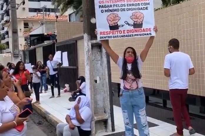 Vídeo: familiares de presos protestam em frente à residência do governador Renan Filho