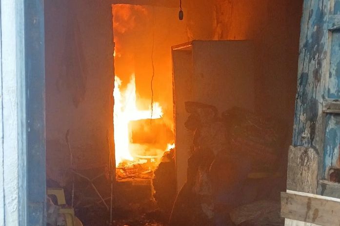 Incêndio destrói parte de imóvel e afeta casa vizinha na Levada