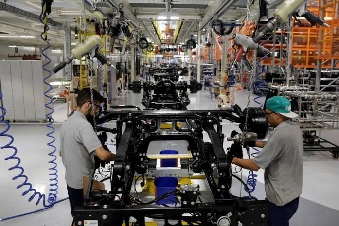 Produção industrial no Brasil cai 0,2% em julho, diz IBGE