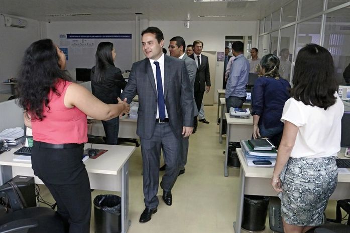 Governo alega que crise põe folha de servidores estaduais em risco