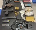 Três pessoas com mandados de prisão em aberto são presas durante operação que apreendeu drogas e armas em Alagoas