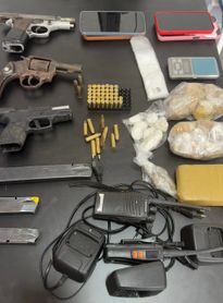 Três pessoas com mandados de prisão em aberto são presas durante operação que apreendeu drogas e armas em Alagoas