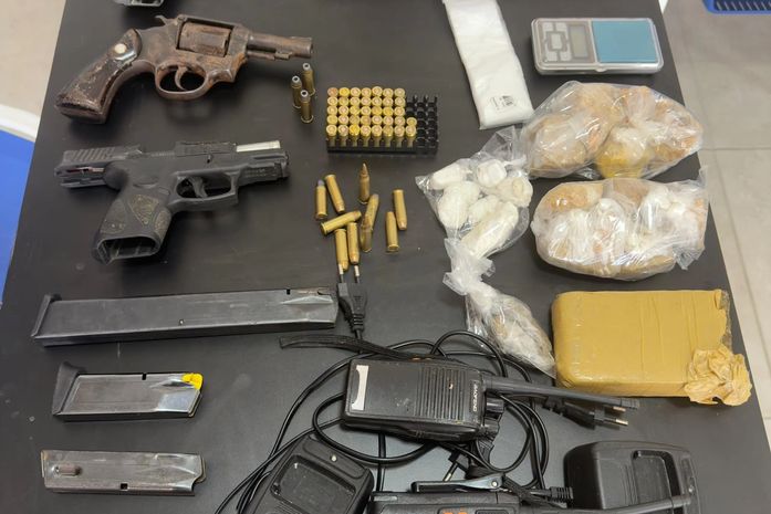 Três pessoas com mandados de prisão em aberto são presas durante operação que apreendeu drogas e armas em Alagoas