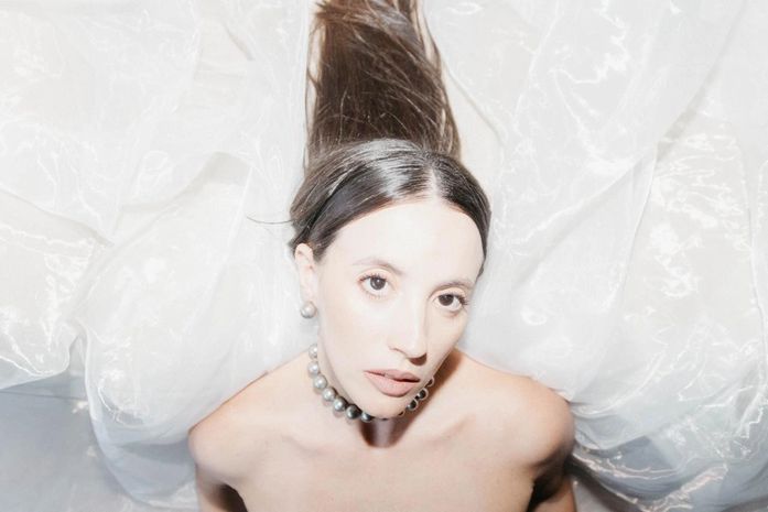 Cantora Flora se apresenta no Theatro Homerinho no próximo sábado (24) com show inédito