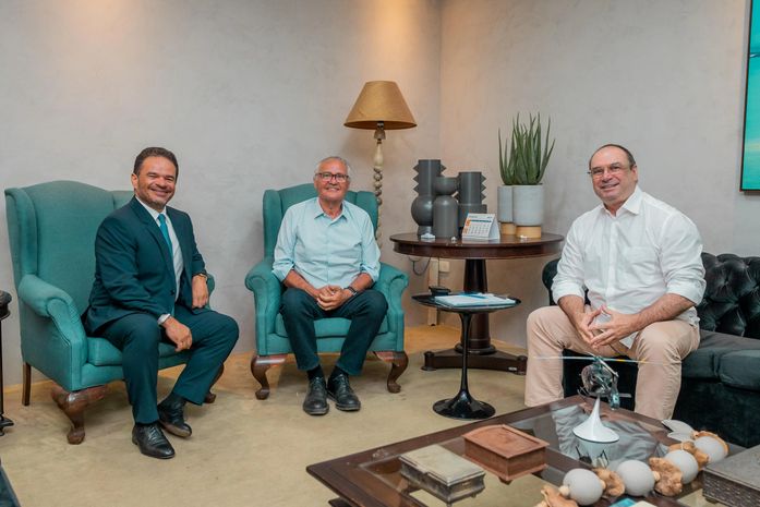 Governador em exercício recebe senador Renan Calheiros e Luciano Barbosa em 1º dia