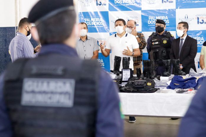 Prefeito Júlio Cezar entrega fardamentos e acessórios à GCM de Palmeira