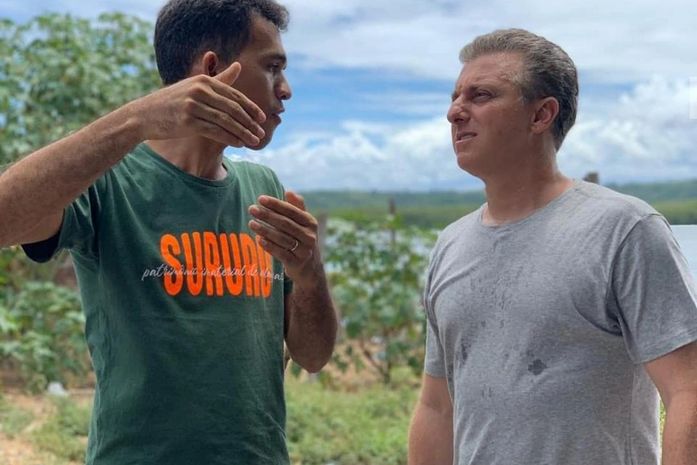 Luciano Huck esteve em Alagoas e visitou favelas na orla lagunar de Maceió