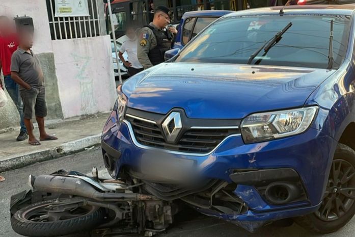 Criminosos atropelam duas pessoas durante fuga no bairro do Jacintinho
