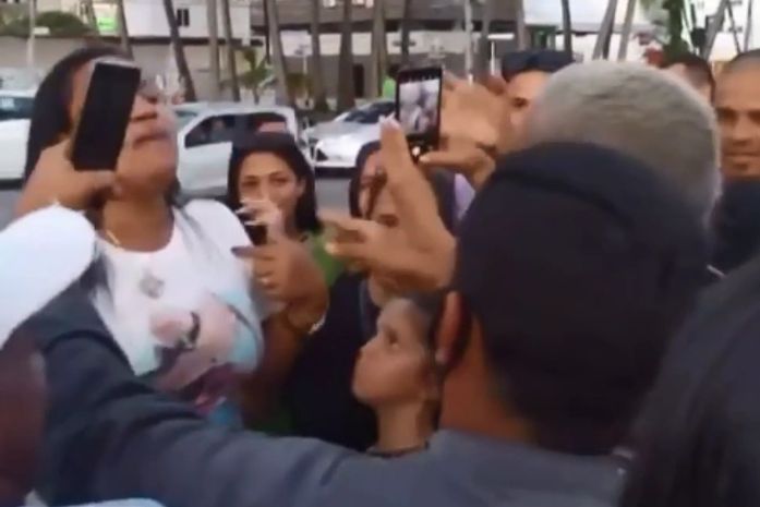 Vídeo: Mulher chama Carlinhos Maia de "ridículo" e tenta agredir humorista na Orla de Maceió 