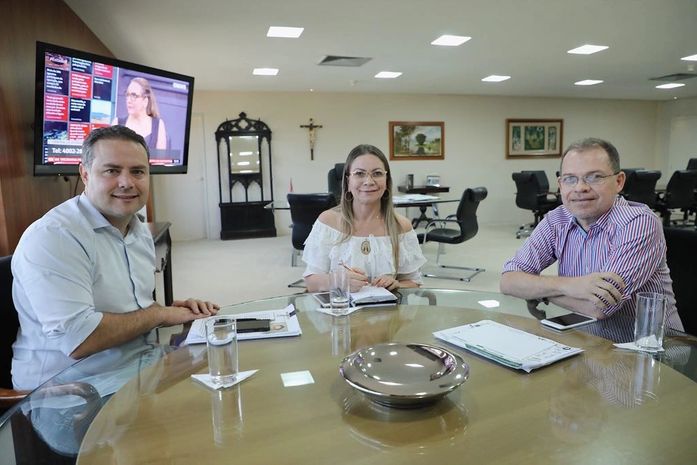 Prefeita de Major Isidoro trata de melhorias com o Governador