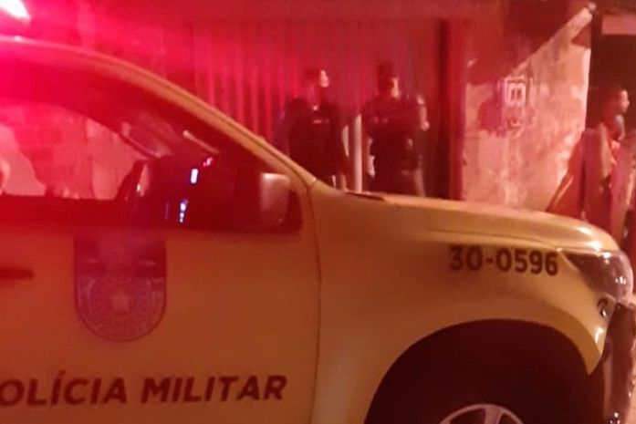 Polícia prende acusado de esfaquear vizinho e agredir mulher da vítima com muleta