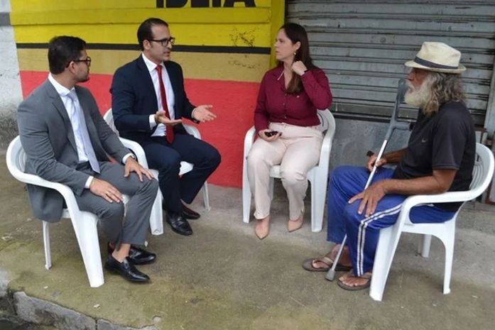 Juiz realiza audiência fora do fórum para conceder benefício a trabalhador em situação de rua