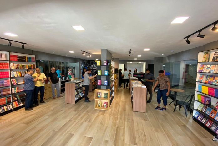 Livraria promove campanha de arrecadação de alimentos e oferece desconto para clientes