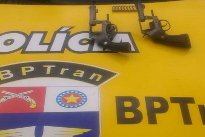 Dois suspeitos são detidos com armas em Maceió