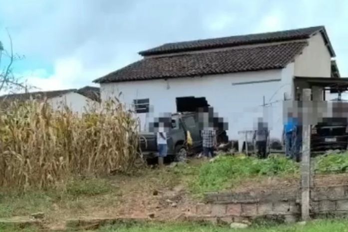 Caminhonete desgovernada derruba parede, invade e destrói residência, na AL-115