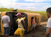 Ônibus escolar capota, criança morre e outras ficam feridas em Marechal Deodoro