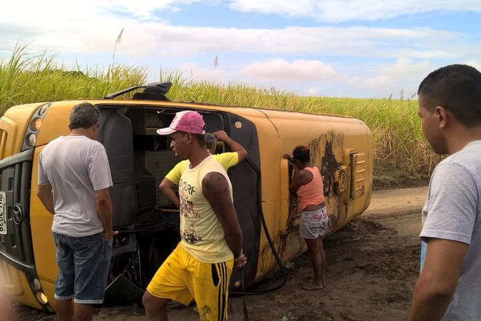 Ônibus escolar capota, criança morre e outras ficam feridas em Marechal Deodoro