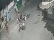 Colisão frontal entre bicicletas deixa jovem e adolescente gravemente feridos no interior de AL; veja vídeo 