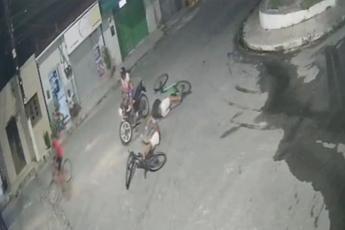 Colisão frontal entre bicicletas deixa jovem e adolescente gravemente feridos no interior de AL; veja vídeo
