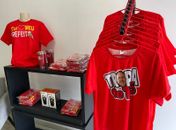 Venda de camisetas de Ronaldo Lopes impulsiona comércio local em Penedo