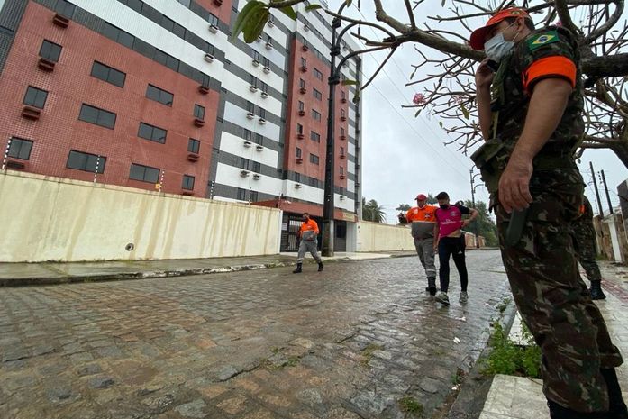Treinamento simula evacuação de área e resgate em deslizamento de terra